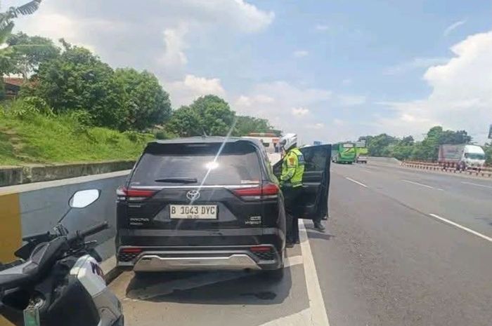 Toyota Kijang Innova Zenix berpelat nomor B 1043 DYV yang melakukan tabrak lari di jalan raya Tuparev, Karawang Timur, Karawang, Jawa Barat diamankan Polisi di KM 55 tol Jakarta-Cikampek