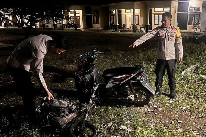 Polisi menunjukan motor milik pelaku maling Honda BeAT yang sudah hangus dibakar warga di kampung Sri Agung, Padang Ratu, Lampung Tengah, Lampung