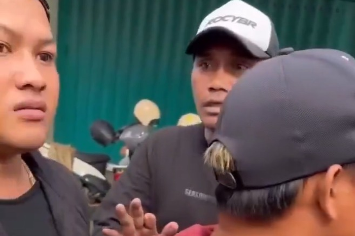 Juru parkir liar kawasan Kota Lama Semarang, Jawa Tengah yang meminta tarif Rp 40.000