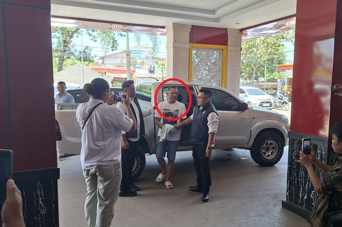 Dalam lingkaran merah inisial TC (44), pemilik showroom mobil bekas di Bengkulu ditangkap Polisi karena menggelapkan banyak BPKB konsumennya dengan kerugian total Rp 5 miliar