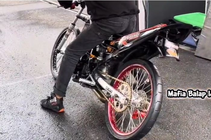 Motor drag dimiringkan ke arah bak kopling dengan tuas dipompa sebelum start