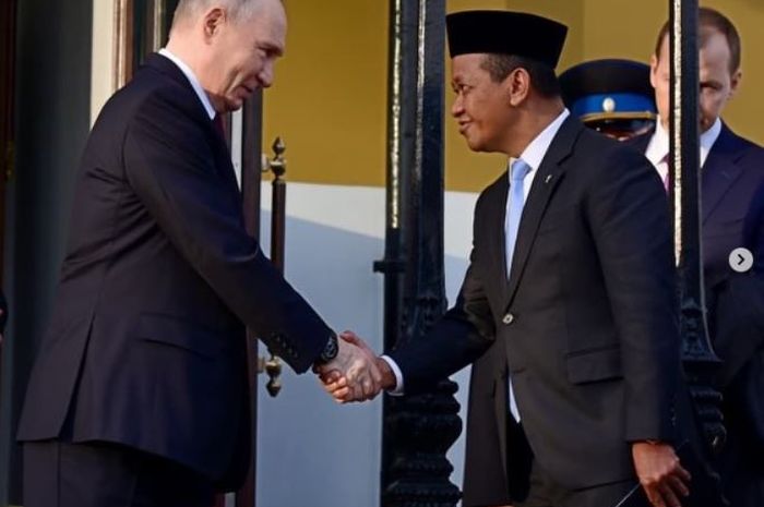 Presiden Rusia, Vladimir Putin bersalaman dengan Menteri Energi dan Sumber Daya Mineral (ESDM), Bahlil Lahadalia