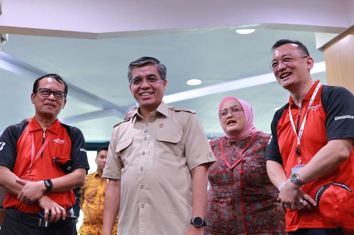 Menaker RI bersama jajaran manajemen Bridgestone Indonesia menyaksikan penandatanganan PKB XVI di Karawang, Kamis (16/4)