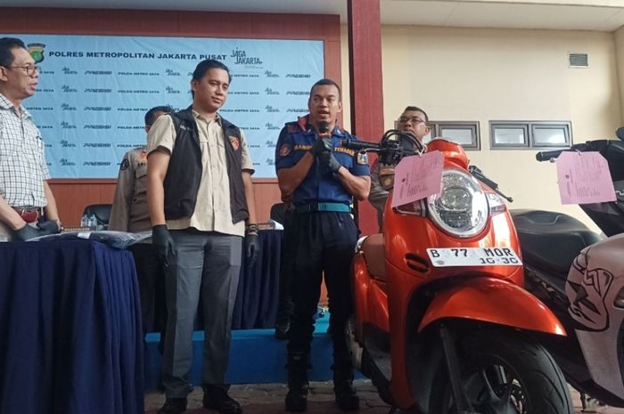 Konferensi pers Polres Metro Jakarta Pusat penangkapan pelaku begal yang merampas Honda Scoopy milik petugas pemadam kebakaran