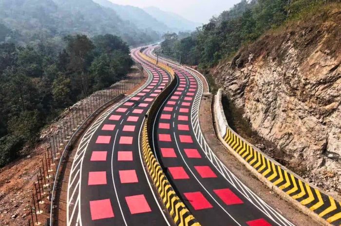 Jalan raya berwarna merah di India