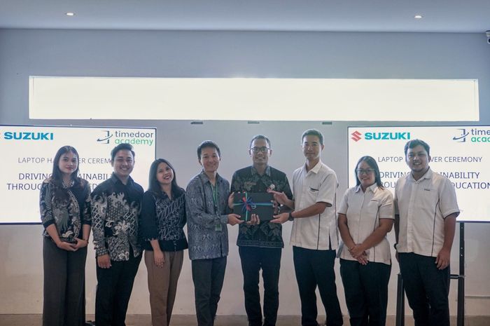 Penyerahan simbolis 25 laptop dari PT Suzuki Indomobil Sales kepada Timedoor Academy