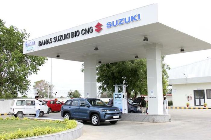 Suzuki jual biogas dari kotoran sapi untuk bahan bakar kendaraan di India. 
