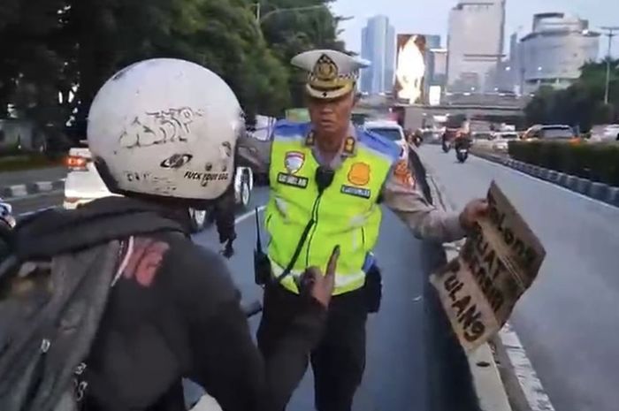 Polisi mengusir pemotor tipu-tipu modus kehabisan bensin di Jalan Gatot Subroto arah Tebet, Jakarta Selatan