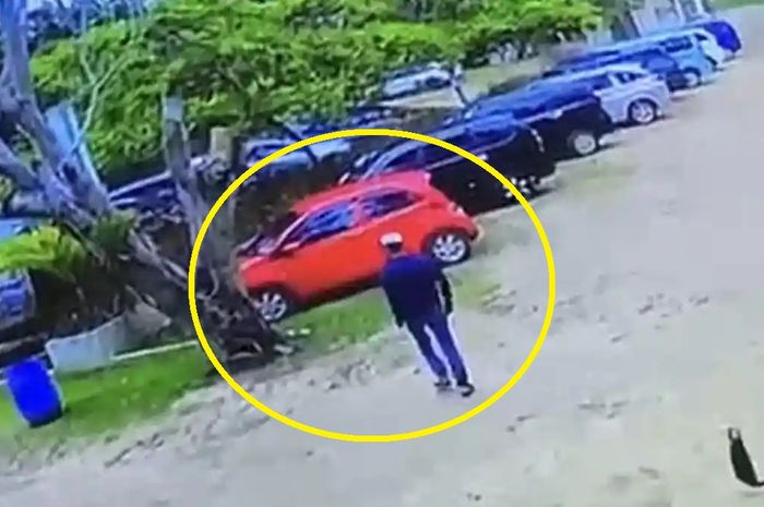 Dalam lingkaran kuning pria pelaku pencurian Honda Brio warna merah milik seorang bidang di parkiran kawasan wisata Sanggar Beach Kalianda, Lampung Selatan, Lampung