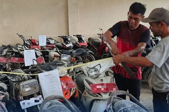 Deretan 71 unit motor bekas pelat merah Pemkab Karawang, Jawa Barat yang sudah laku dilelang dengan pendapatan Rp 228 juta