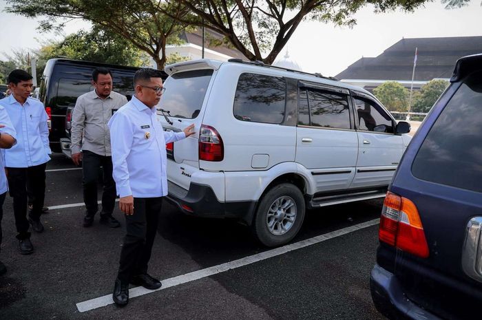 Gubernur Banten, Andra Soni cek kendaraan di parkiran kantor Sekretariat Daerah Pemprov Banten