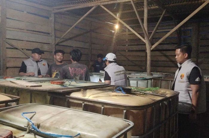 Gudang penimbunan Pertalite dan Solar Subsidi ilegal di Jalan Lintas Linggau-Sarolangun, Kabupaten Musi Rawas, Sumatera Selatan
