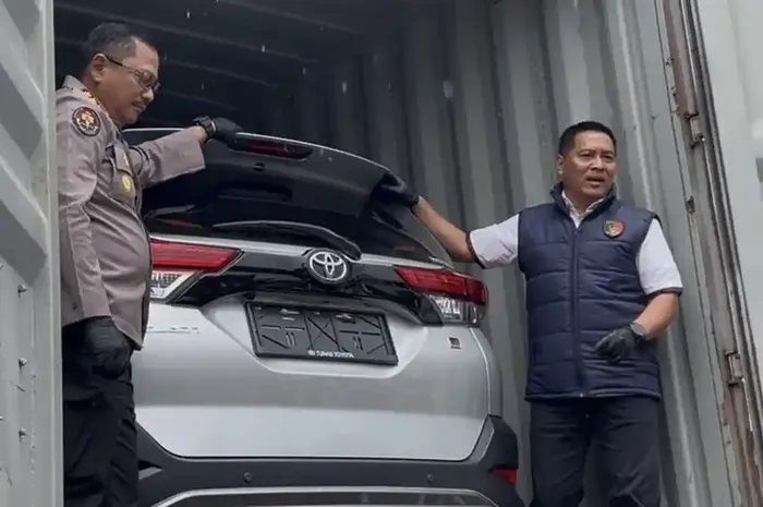 Toyota Rush bekas bodong yang akan diselundupkan ke Timor Leste terungkap di dalam kontainer siap kirim