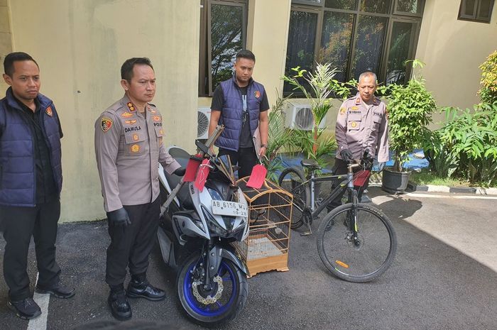 Barang bukti Yamaha Aerox 155, burung cendet dan sepeda MTB dari aksi pencurian yang dilakukan oknum Satpol PP kabupaten Gunungkidul berinisial RDS alias Jeje (29)