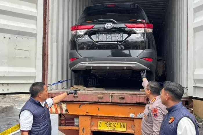 Ditreskrimsus Polda Jateng temukan Toyota Rush bekas bodong yang akan diselundupkan ke Timor Leste dari gudang penyimpanan di desa Bentangan, Wonosari, kabupaten Klaten, Jawa Tengah