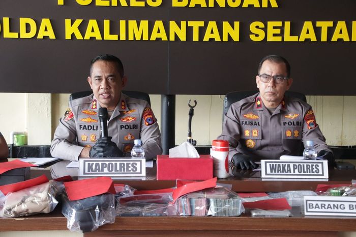 Kapolres Banjar, AKBP M Fadli dan Wakapolres Banjar, Kompol Faisal saat konferensi pers penangkapan pasangan suami istri pembobol rumah mewah di Martapura, Banjar, Kalimantan Selatan