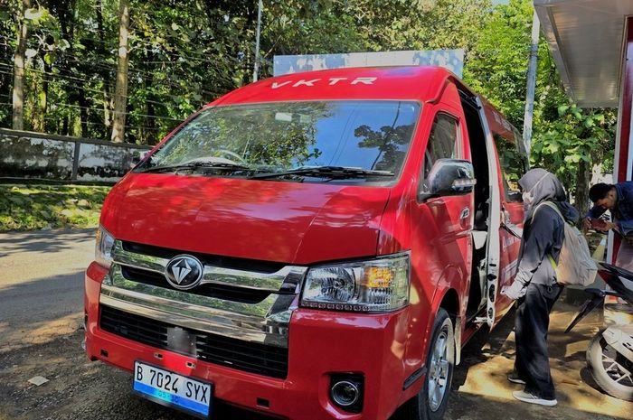 Toyota HiAce listrik yang menjadi Feeder Trans Semarang milik PT VKTR Teknologi Mobilitas Tbk yang diuji coba di Semarang, Jawa Tengah