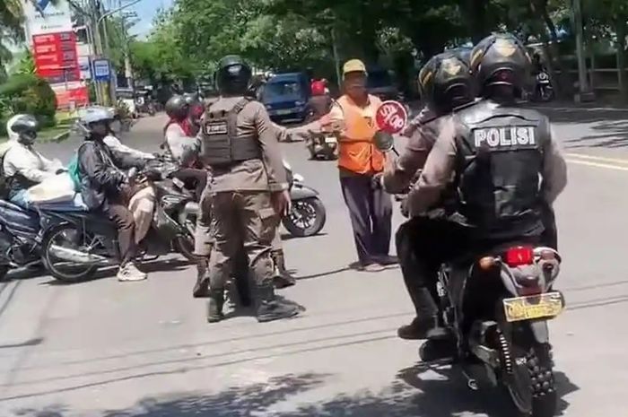 Ratusan pak ogah di Surabaya diratakan polisi, imbas kejadian patahkan spion mobil viral
