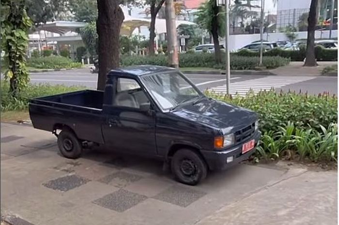 Isuzu Panther dinas pelat merah milik Satpol PP DKI Jakarta yang parkir di atas trotoar