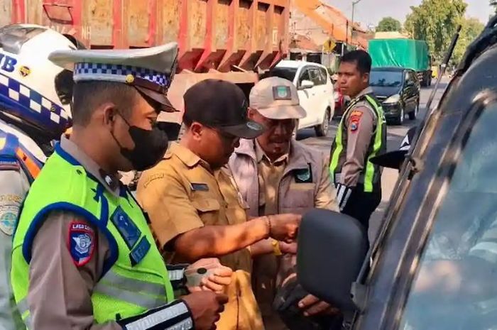 Razia kendaraan di Pasuruan sekalian jadi tempat bayar pajak