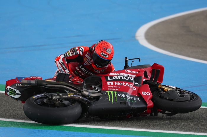Momen pembalap Ducati, Marc Marquez terjatuh di tikungan 13 pada Sprint Race MotoGP Spanyol 2026 yang memicu kontroversi