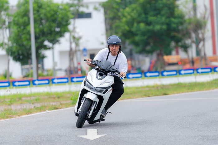 Mencoba VinFast Viper di trek pabrik VinFast di Haiphong, Vietnam (22/4).