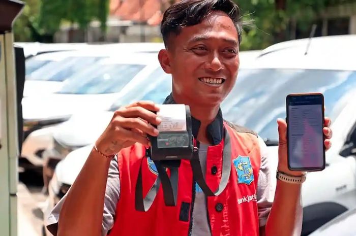 Ilustrasi jukir memakai rompi untuk QRIS tarif parkir
