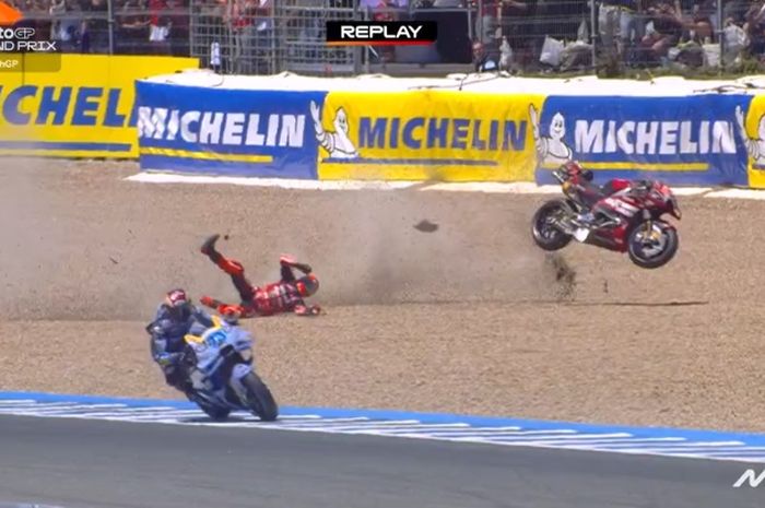 Marc Maquez crash saat berada di belakang Alex Marquez