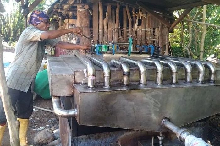 Jamaruddin, Petugas kebersihan Dinas Lingkungan Hidup (DLH) Kabupaten Buton, Sulawesi Tenggara menunjukan alat ciptaan sendiri untuk mengubah sampah plastik menjadi BBM