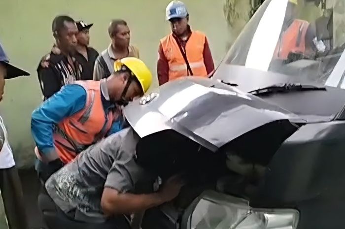 Daihatsu Gran Max milik vendor PLN yang sempat dibajak ODGJ hingga menabrak kantor Pertanian di Lumajang, Jawa Timur