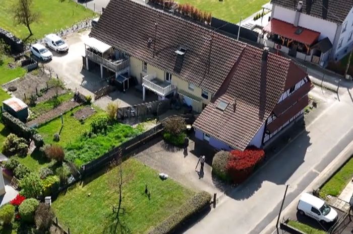 Lokasi mobil van terparkir dimana di dalamnya ada anak usia 9 tahun yang terkurung sejak 2024 di desa Hagenbach, dekat perbatasan Swiss dan Jerman