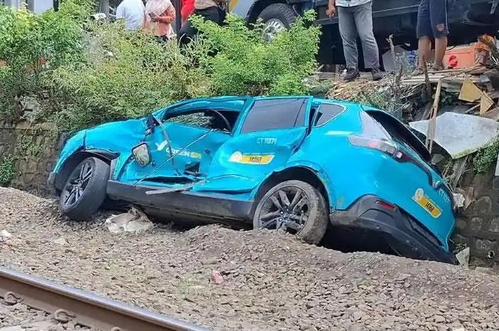 Kondisi mobil taksi Green SM usai tertabrak kereta KRL di kawasan perlintasan kereta Ampera, Bekasi, Jawa Barat, Selasa (28/4/2026).