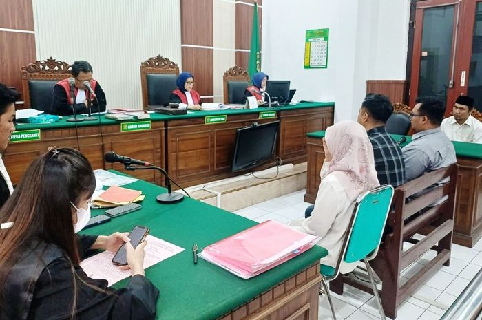 Sidang kasus rekayasa pengajuan kredit Honda PCX dengan mengakali status blacklist di Pengadilan Negeri Surabaya, (27/4/26)