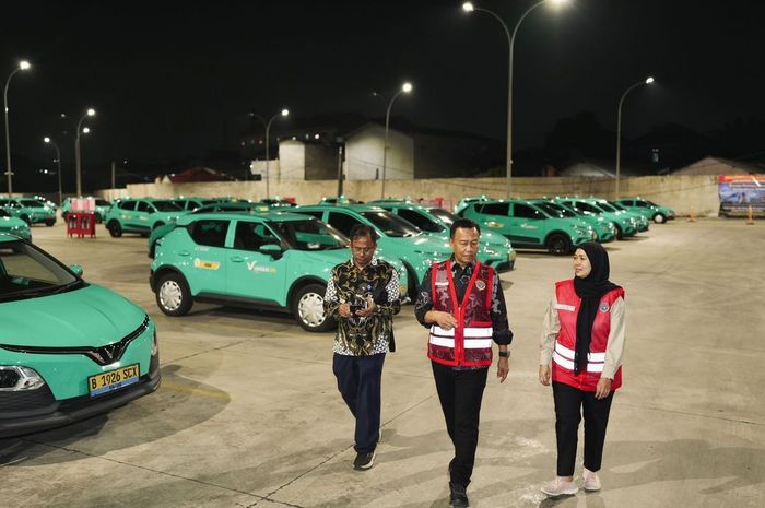 Ditjen Perhubungan Darat Kementerian Perhubungan sidak ke pool taksi listrik Green SM di Bekasi, (28/4/26) malam