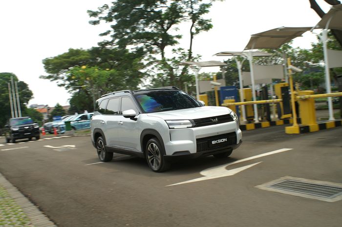 Wuling Eksion EV saat sesi test drive media di Topgolf Fatmawati.