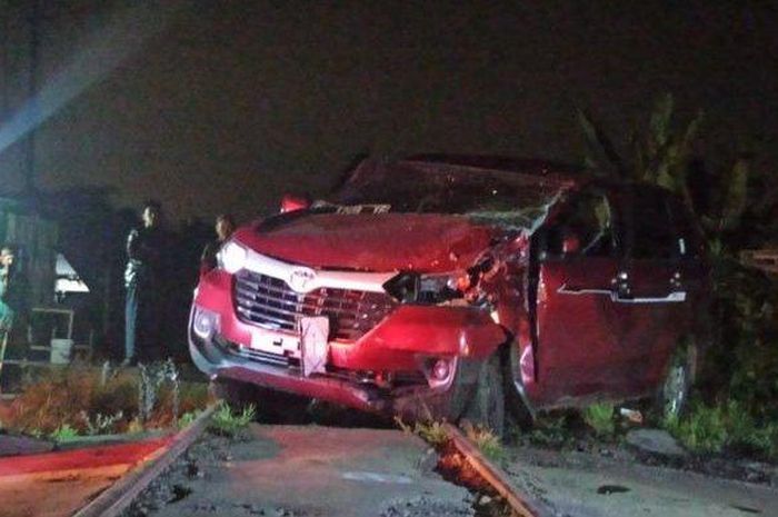 Ilustrasi mobil mogok di atas rel kereta api