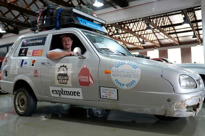 Ollie Jenks asal Inggris dan Seth Scott dari Kanada berhasil overland sejauh 22.500 Kilometer lintasi 22 negara pakai mobil roda tiga Reliant Robin 65