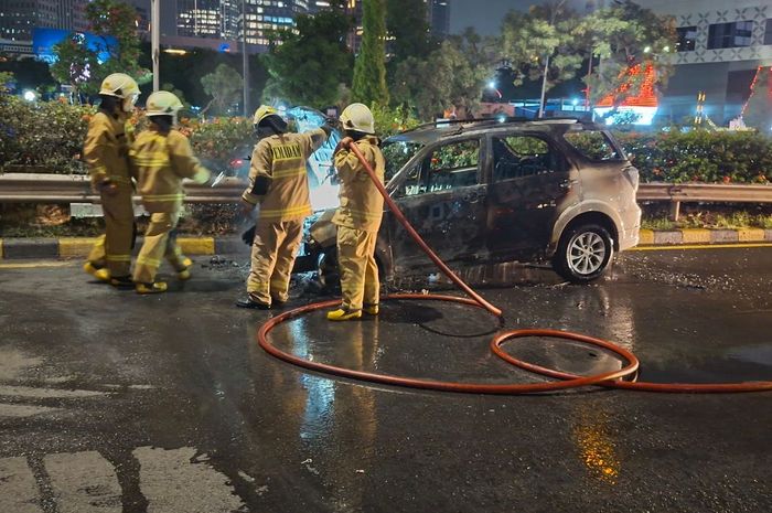 Daihatsu Terios terbakar di tol Dalam Kota ruas Semanggi arah Kuningan, Jakarta Selatan, sekitar pukul 18:20 WIB, (28/4/26) 