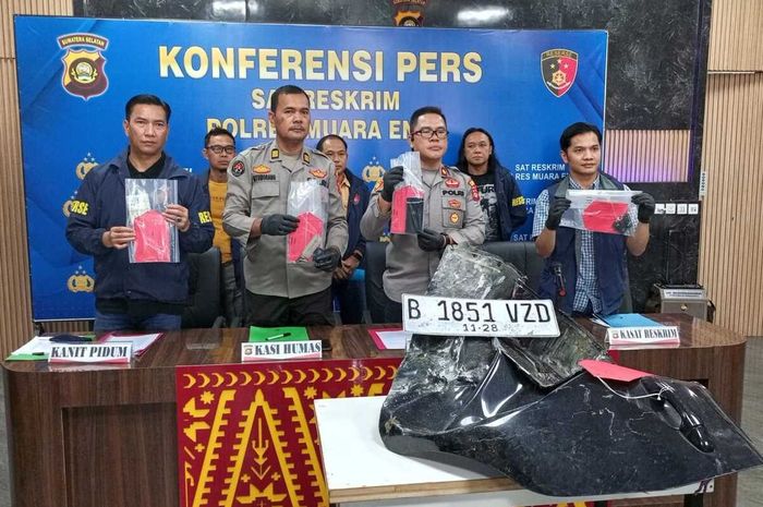 Konferensi Pers Polres Muara Enim, Sumatera Selatan dalam pengungkapan kasus sindikat pencurian mobil lintas provinsi modus jual mobil lali dicuri lagi pakai kunci duplikat