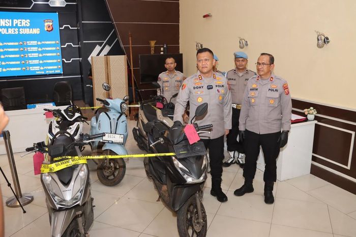 Kapolres Subang, AKBP Dony Eko Wicaksono bersama jajaran menunjukan barang bukti motor hasil curian dari beberapa lokasi