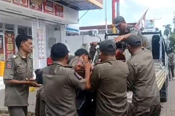 Satpol PP Kota Pasuruan amankan satu motor bebek di warung kopi milik ASN bandel yang lari saat ada razia di jam kerja
