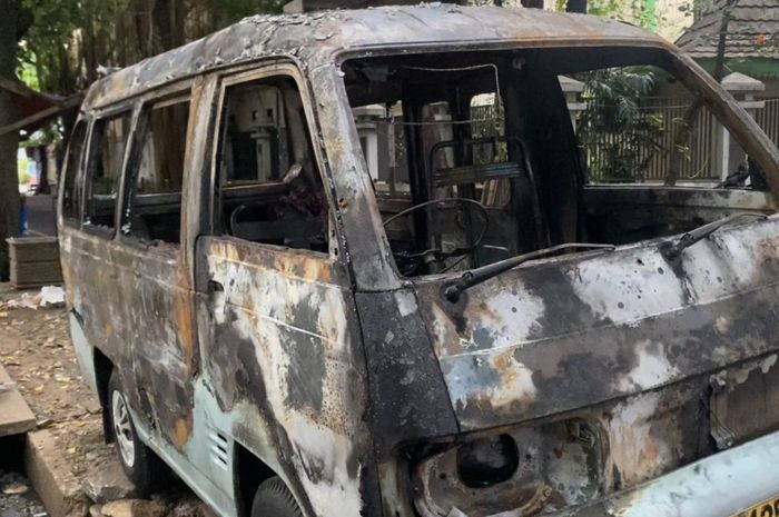 Angkot trayek Roxy - Benhil yang ikut hangus akibat sopirnya diguyur bensin dan dibakar sesama sopir angkot lain saat ngetem di  depan Kantor Camat Tanah Abang, Jakarta Pusat 