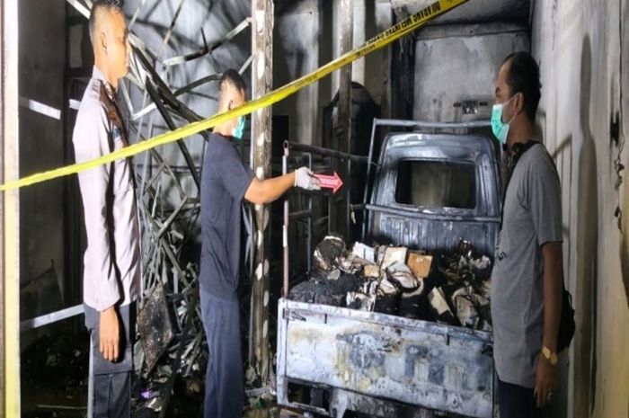 Suzuki Carry Pikap yang terbakar akibat anak pemilik menaruh rokok masih menyala di bawahnya, seisi rumah, dua motor dan barang dagangan toko kelontong juga ikut ludes jadi arang di Grobogan, Jawa Tengah