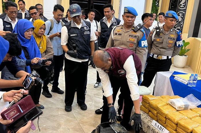 Konferensi Pers Polda Sumut penangkapan jaringan narkotika internasional yang simpan sabu-sabu seberat 22 Kg di dalam tangki Mitsubishi Triton, (30/4/26)