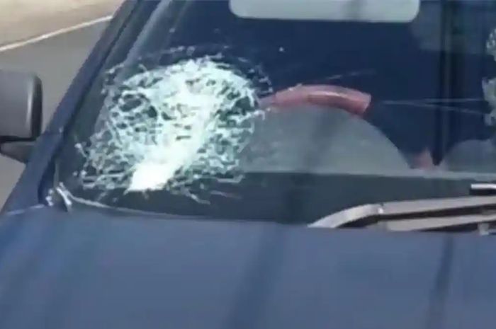 pelaku lempar batu ke arah kaca mobil di malang berhasil ditangkap. Ini alasan pelaku melakukan aksinya