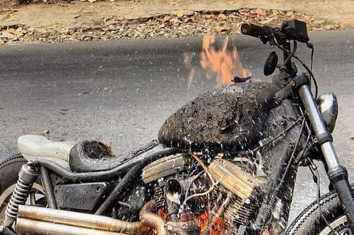 Ilustrasi Harley-Davidson terbakar