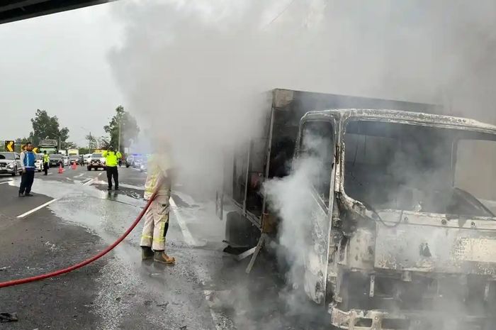 Truk angkut tabung LPG hangus dikepung api