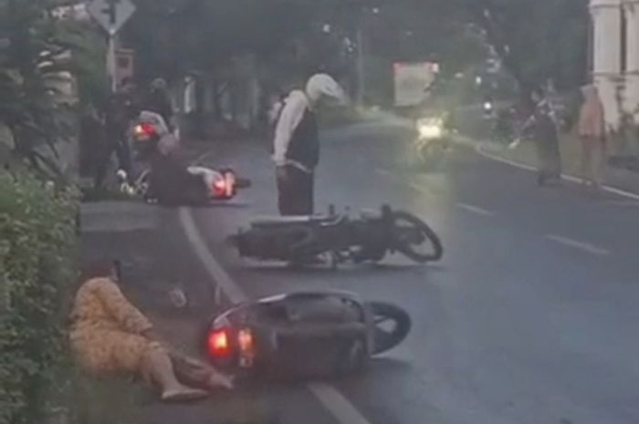 Belasan pengendara motor tergelincir gelimpang di jalan raya Bancaran, Bangkalan, Madura, Jawa Timur
