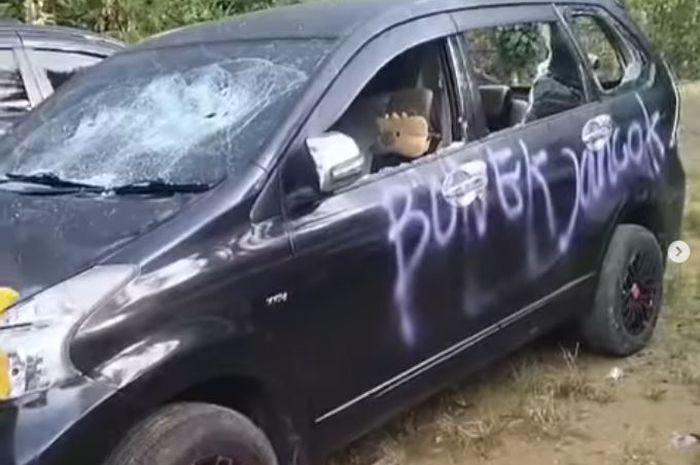 Toyota Avanza digebuki dan dicoret vandalisme dalam aksi pengeroyokan wisatawan asal Surabaya di pantai Wediawu, kabupaten Malang oleh orang tak dikenal