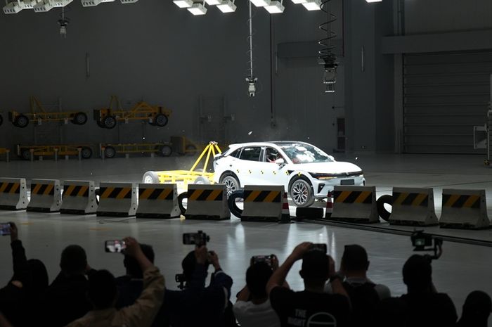 Momen demonstrasi uji tabrak belakang mobil di fasilitas Geely Safety Center disaksikan langsung oleh peserta, menunjukkan proses pengujian keselamatan kendaraan.